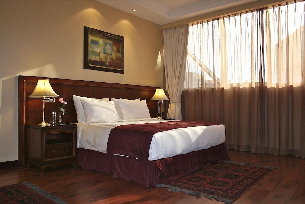 Trianon Royal Hotel *