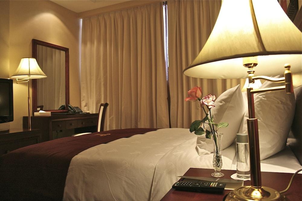 Trianon Royal Hotel *