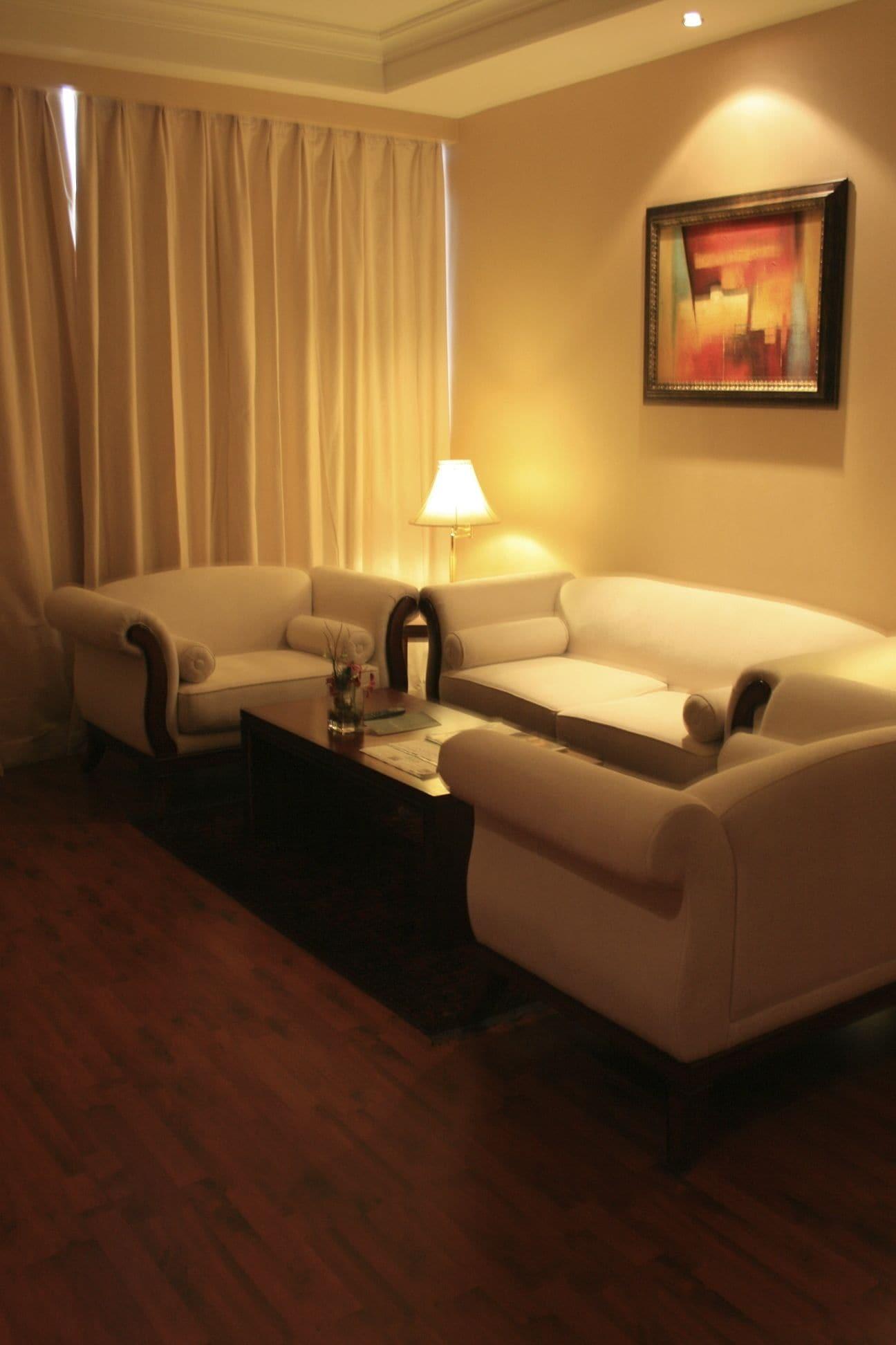 Trianon Royal Hotel *